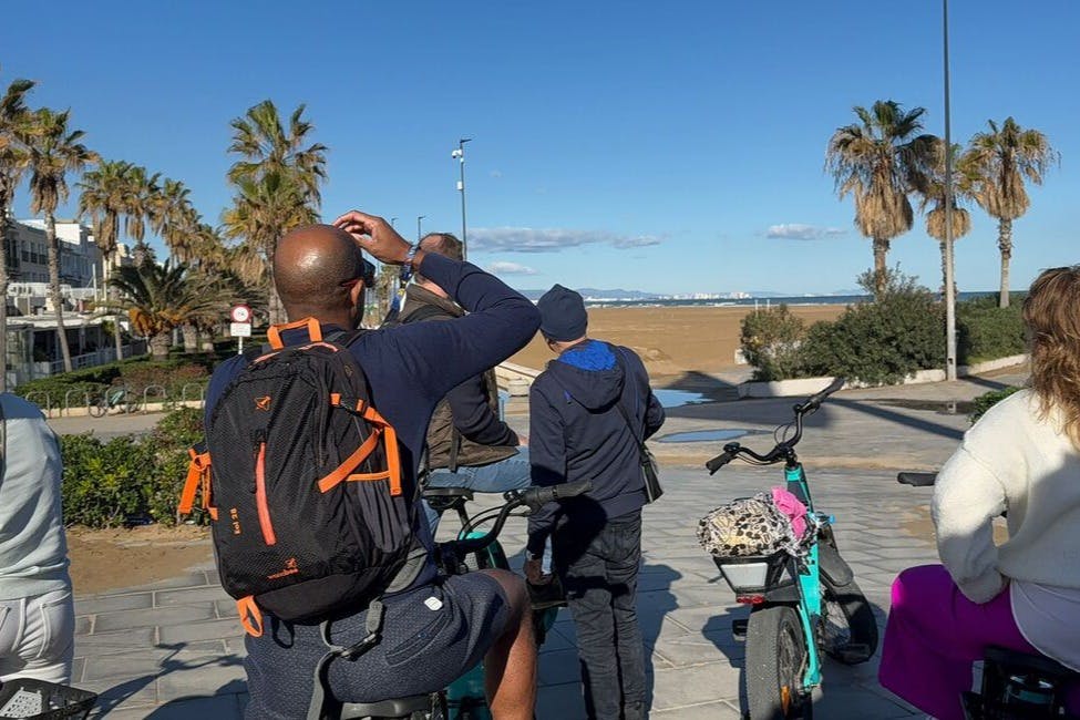 야마하 엔진이 장착된 프리미엄 전기 자전거를 타고 발렌시아를 둘러보세요. 자전거 라이딩을 즐기며 간편하게 페달을 밟으세요.
