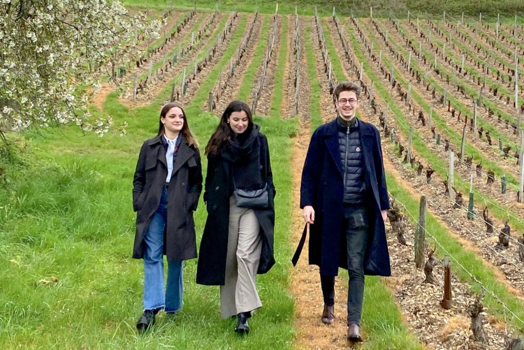 제공된 텍스트는 언어가 아니라 구두점 (마침표 또는 전체 중지) 입니다.