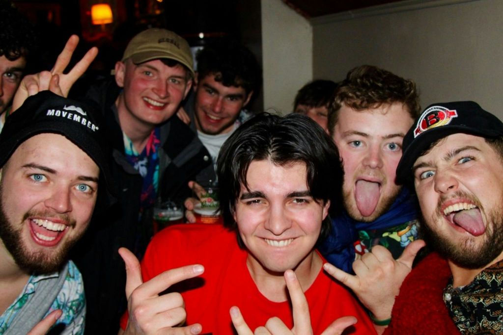 일행과 함께 즐거운 시간을 보내는 호스트의 사진입니다.