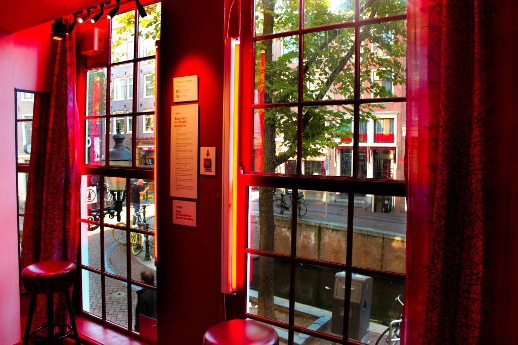 홍등가의 창문 뒤