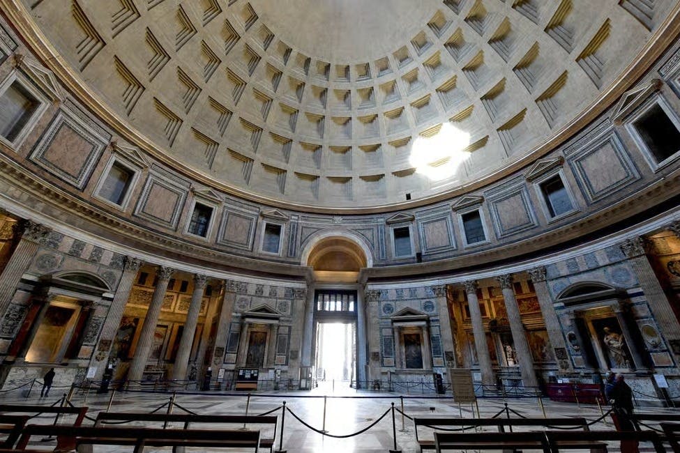 웅장한 돔형 건물의 내부에는 커다란 기둥, 정교한 건축 디테일, 돔 중앙의 채광창이 있습니다.
