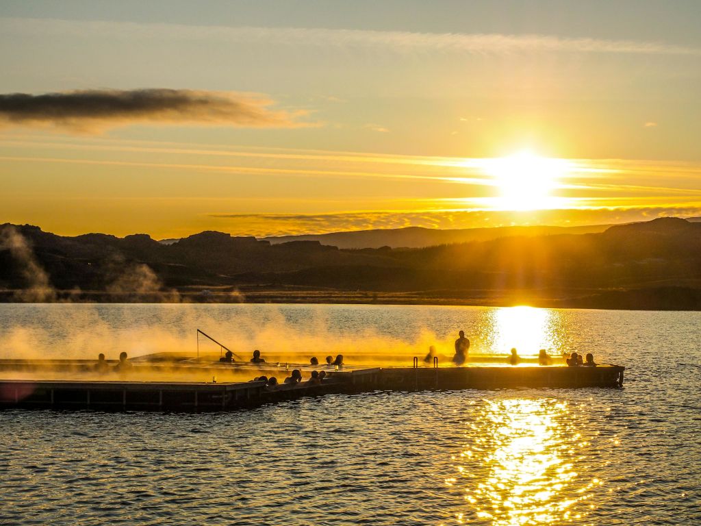 석양을 배경으로 산과 호수가 어우러진 찜질방 온천 수영장에서 휴식을 취해보세요.