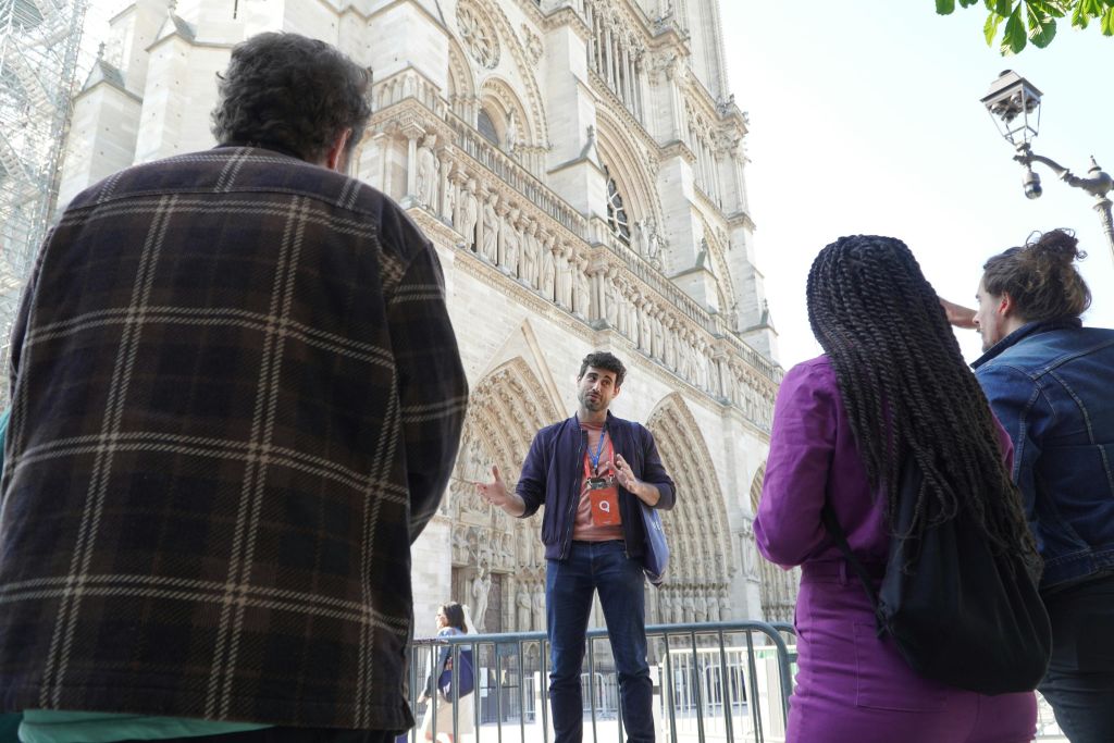 소수의 게스트와 대화하는 노트르담 대성당 앞 가이드