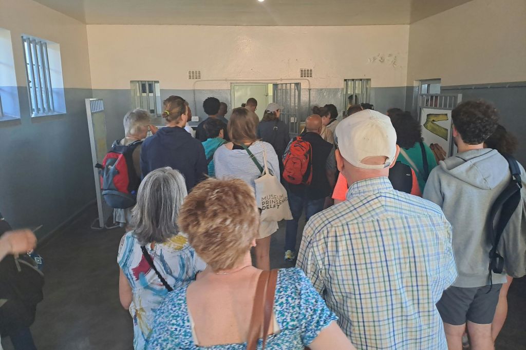 방문객은 로벤섬 투어를 통해 안내받습니다.