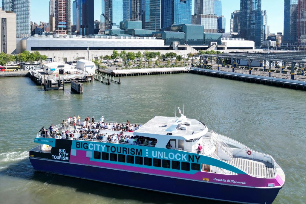 BCT 보트와 뉴욕 스카이라인