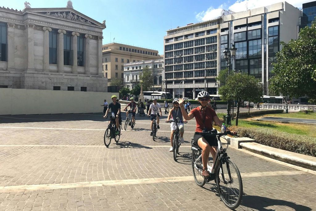 아테네 삼부작을 통과하는 승객 그룹