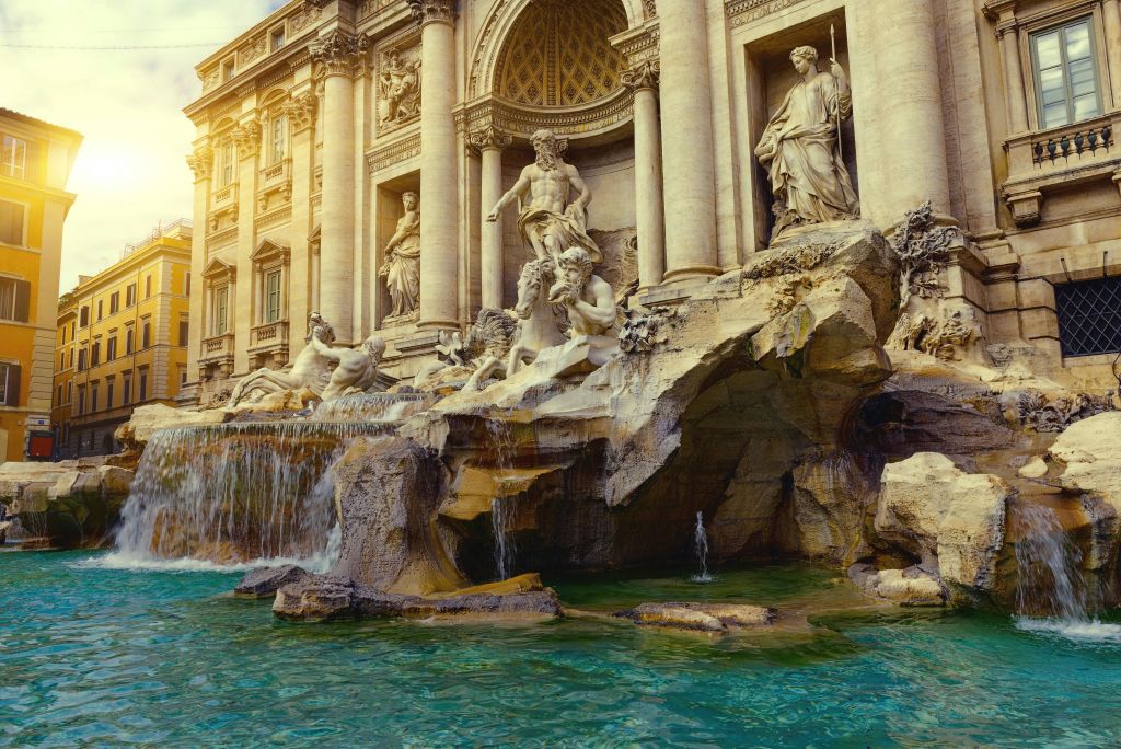 트레비 분수 (Trevi Fountain) 의 화려한 대리석 조각상과 계단식 폭포는 청록색의 맑은 물이 흐릅니다.