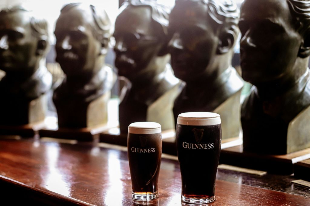 기네스 한 파인트와 하프 파인트