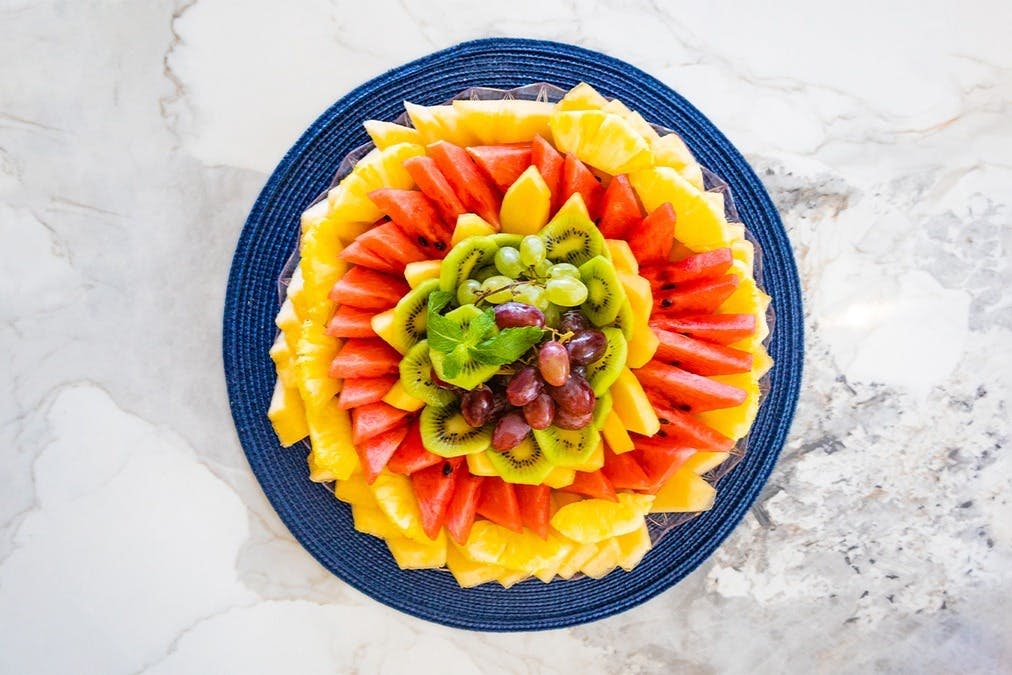 신선한 과일 접시