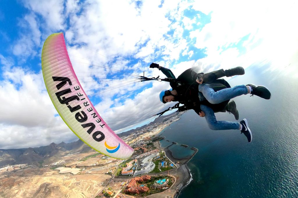 Aterrizando en Parapente sobre la Costa Adeje. Tenerife