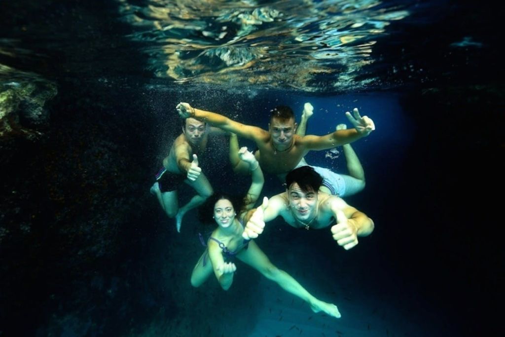 잠시 멈춰서 수영과 스노클링을 즐겨보세요.