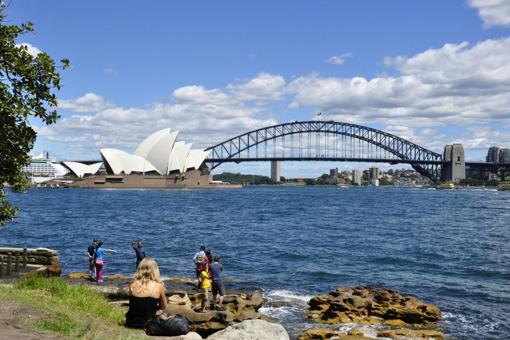 Mrs Macquarie's Point. 시드니 방문객들은 경치를 즐기고 있습니다.