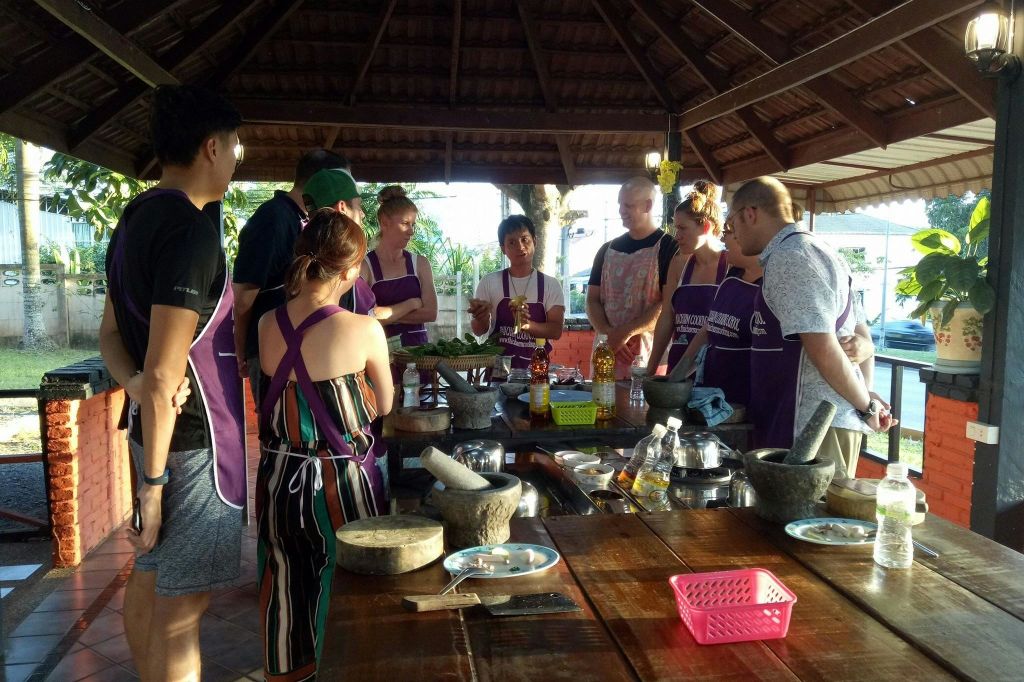 정통 요리 체험을 위한 실습 수업에 참여하세요.