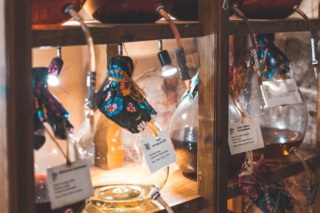 중세 약국 같은 분위기의 놀라운 맛의 보드카.