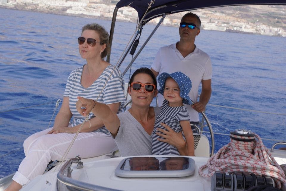 familia disfrutando un día en el barco