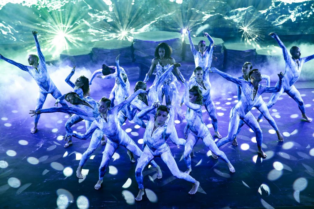 화산 역사, 신화, 정복, 카니발, 드래그 문화에서 영감을 얻은 이야기입니다.