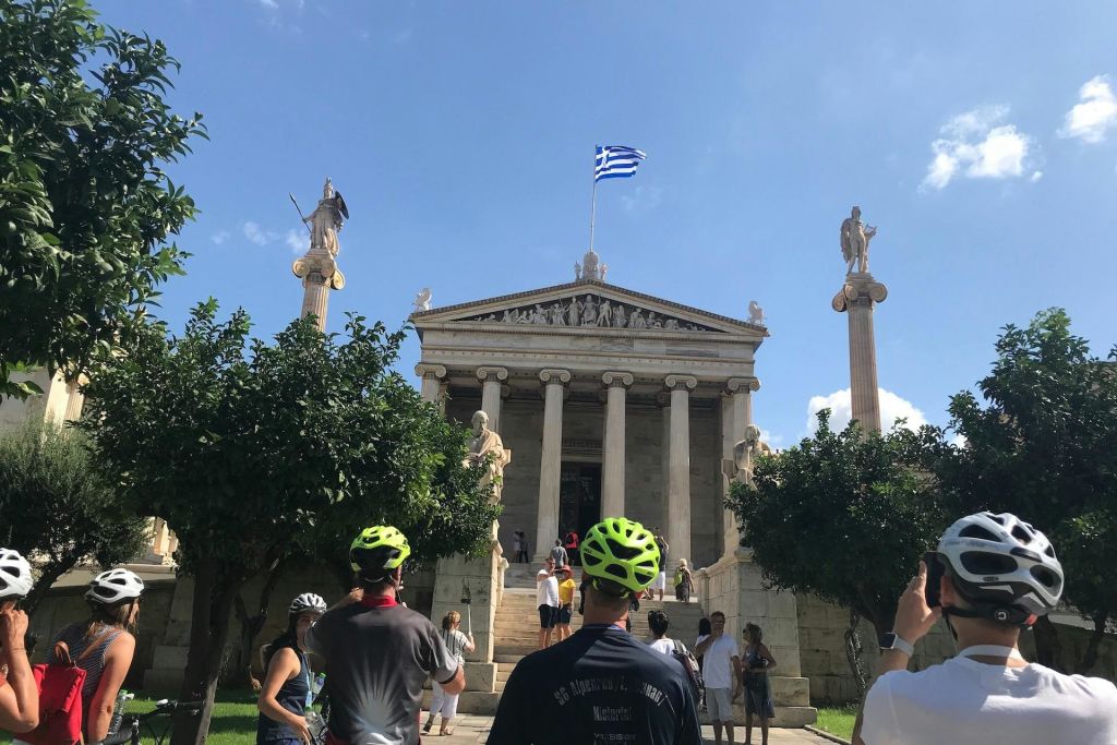 아카데미는 아테네 삼부작을 구성하는 세 건물 중 하나입니다.