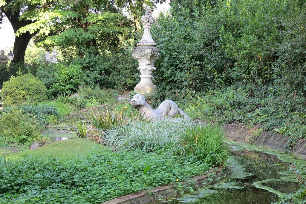 빌라 바르디니 내부의 디테일: 조각과 운하