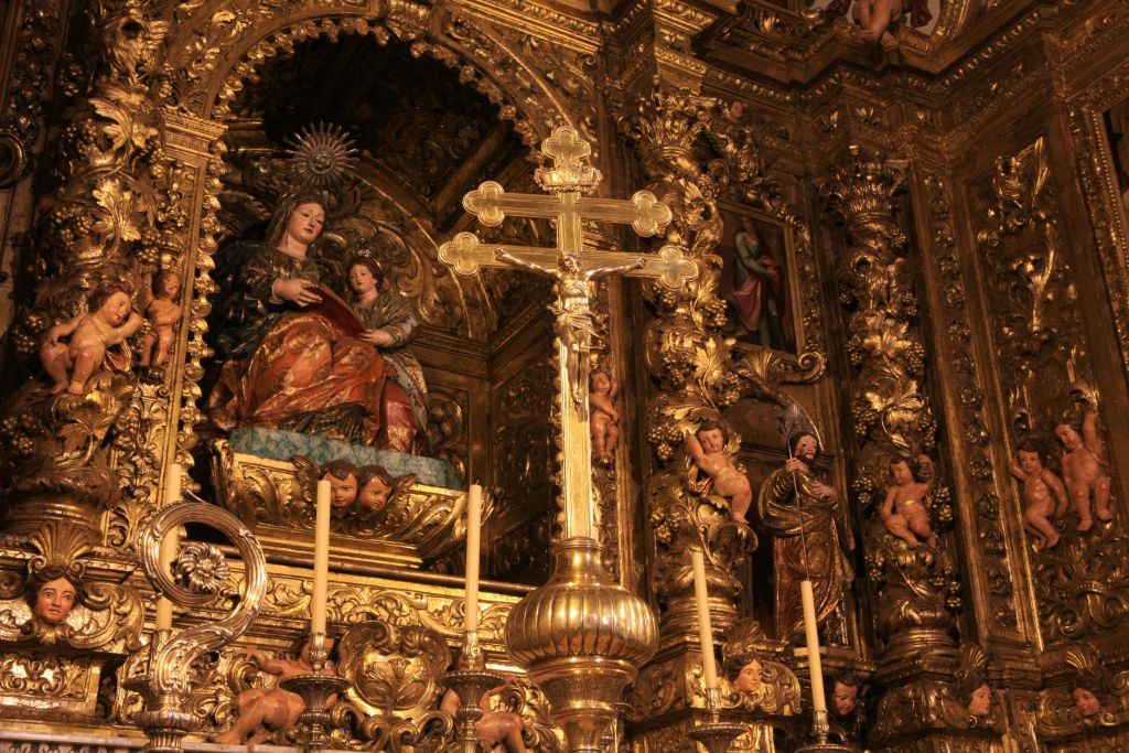 성모 마리아와 함께 그린 성 안나 그림과 세 드 리스보아 내부의 금빛 총대주교 십자가