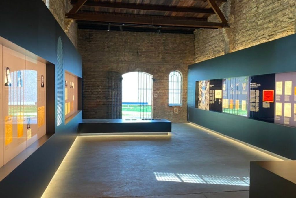 플뢰첸제 감옥에서는 2,800명 이상의 정치범이 교수형이나 단두대에 의해 처형되었다.