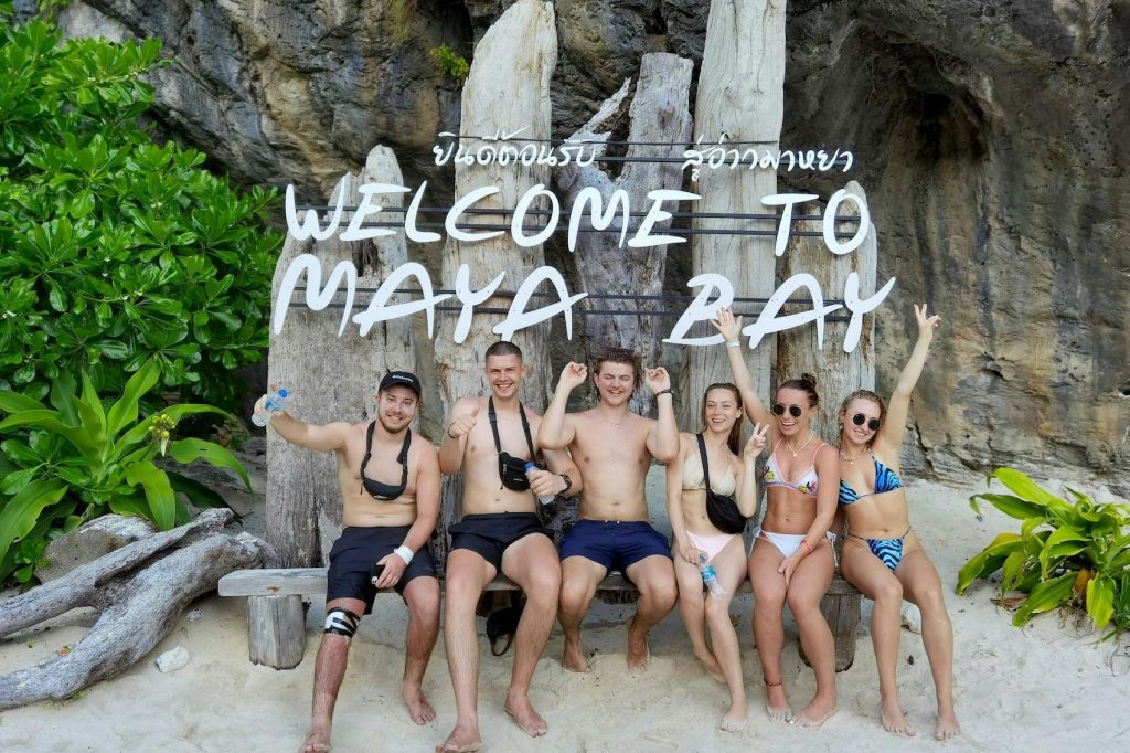 레오나르도 디카프리오와 함께 영화 "더 비치" 로 유명해진 마야 베이