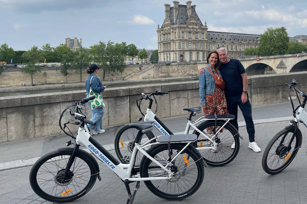 뒤쪽의 루브르 박물관