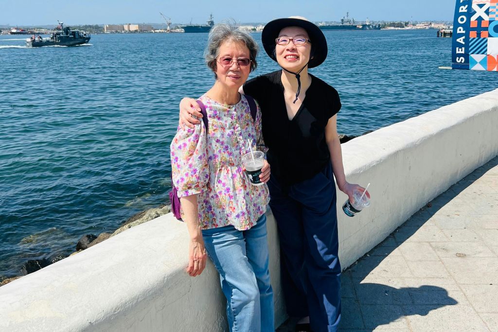 현지 어부들이 현지에서 잡은 생선을 가져오는 세계적으로 유명한 참치 항구에서 포즈를 취하는 게스트!