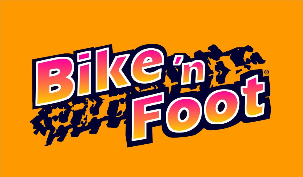 타이어 트레드 패턴이 있는 배경 위에 "Bike 'n Foot" 이라는 굵은 그라데이션 문자가 주황색 배경에 표시됩니다.