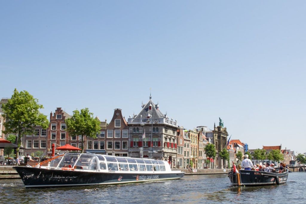 지붕이 있는 보트와 개방형 보트