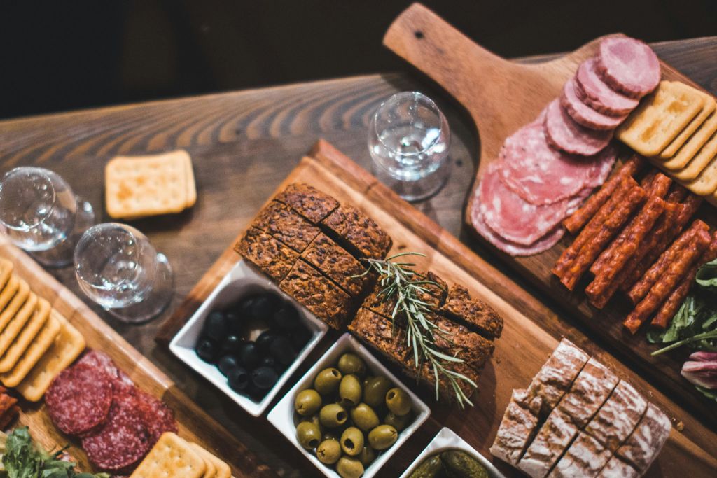 햄, 훈제 소시지, 카바노, 호밀빵.