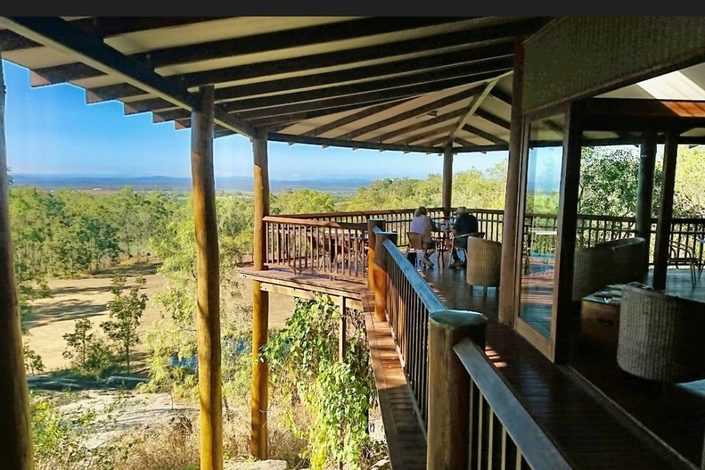 스카이버리 커피 플랜테이션 (Skybury Coffee Plantation) 에서 점심 시간에 데크에서 전망을 즐기세요.