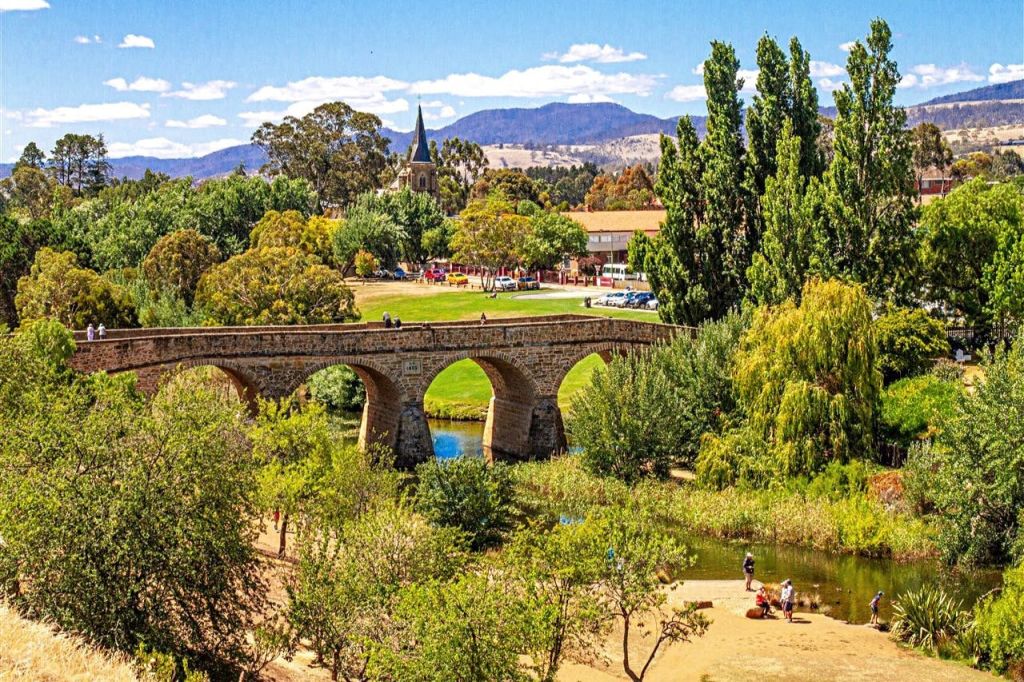 유서 깊은 리치몬드 다리 (1823년) 는 호주에서 여전히 사용되고 있는 가장 오래된 죄수용 다리입니다.