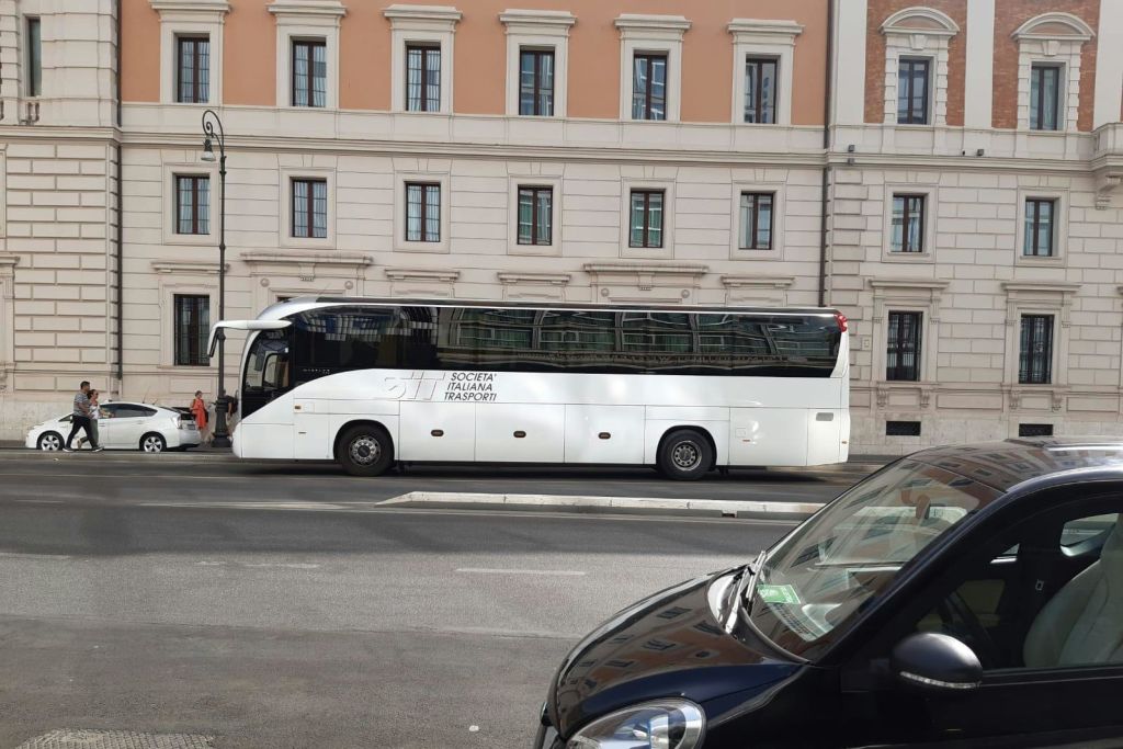 버스 정류장이 있는 건물의 정면은 Via Marsala에 있습니다.