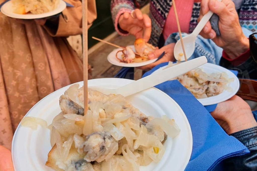 운하 근처에서 현지 음식 맛보기