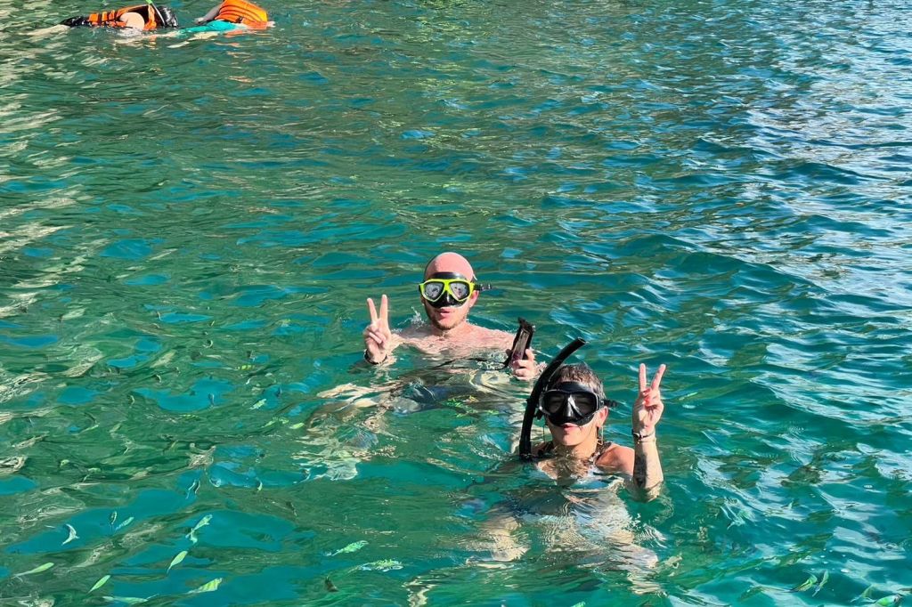 치킨 아일랜드에서 즐기는 스노클링