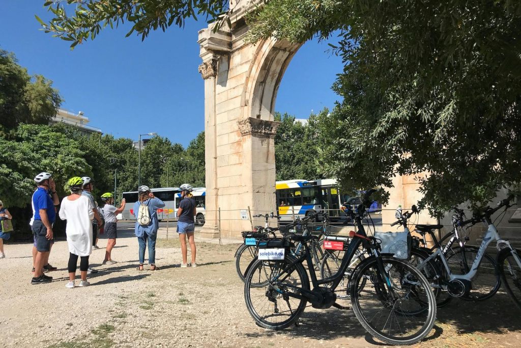 하드리아누스의 아치 아래 그룹