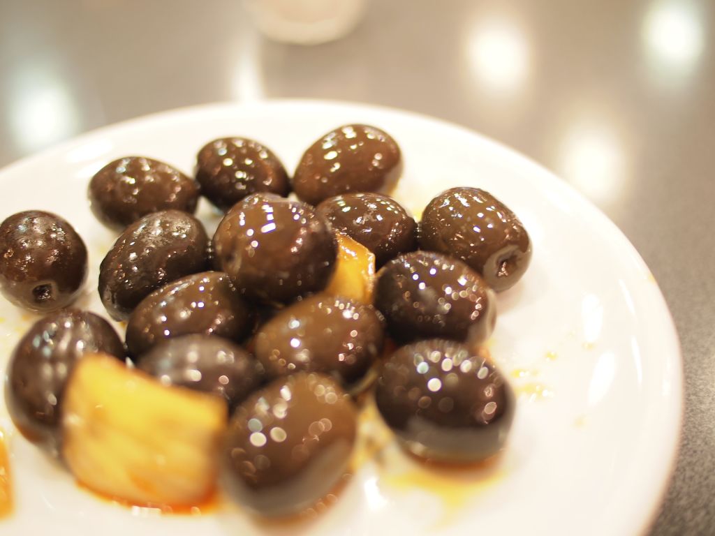 소금에 절인 올리브. 맥주와 의외의 궁합이다.