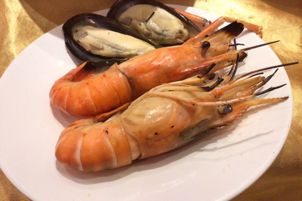군침 도는 소스와 함께 갓 구운 해산물을 맛보세요.