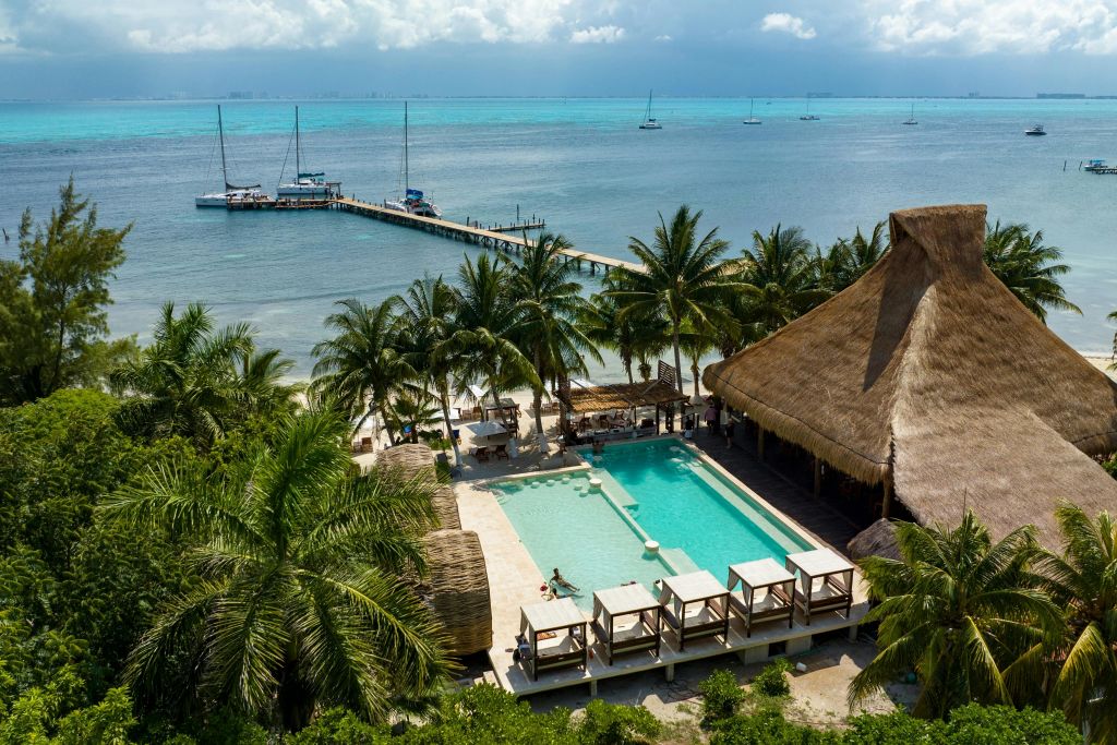 휴식이 기다리고 있습니다! 공급업체의 보트 투어로 낙원에 빠져보세요.