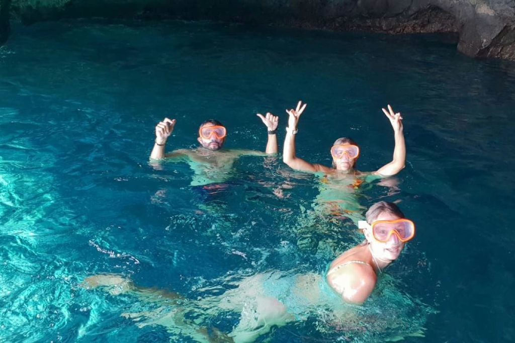 가족 수영 동굴