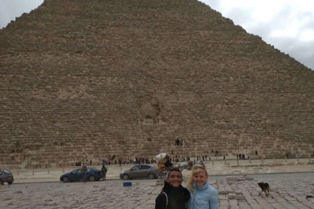 행복한 커플을 위한 피라미드 투어