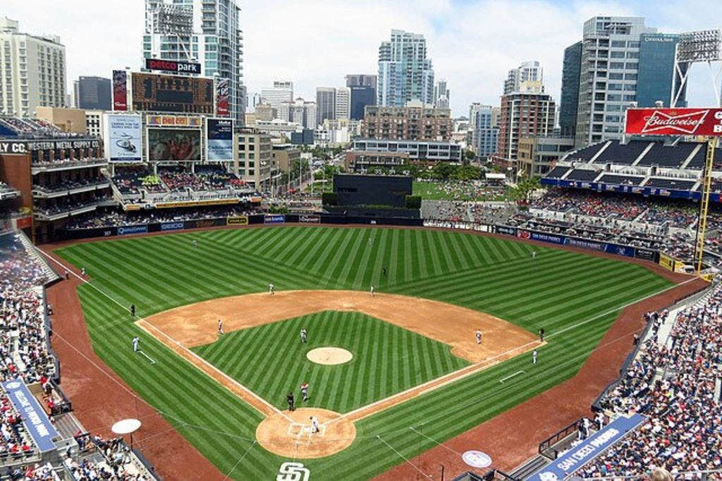 도시 풍경을 배경으로 경기장에서 야구 경기가 진행되고 있습니다.