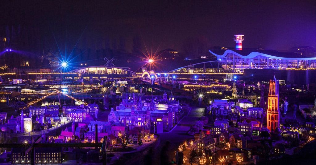 야간에는 건축물과 랜드마크가 보이는 다채로운 조명으로 빛나는 미니어처 도시 디스플레이를 감상할 수 있습니다.