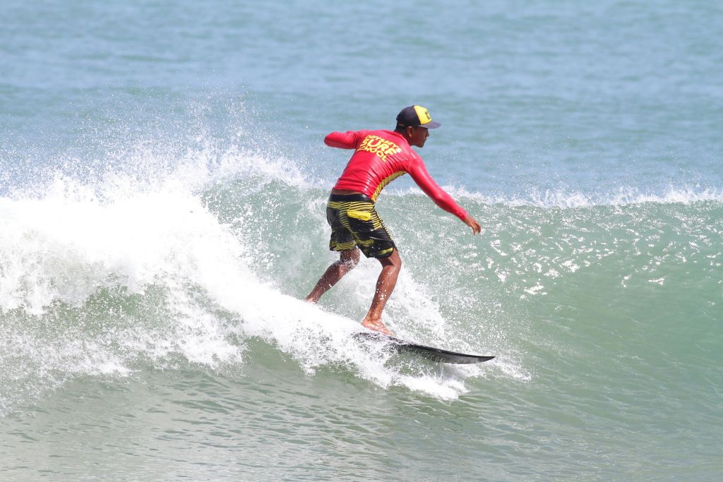 꾸따 해변에서 파도 타기