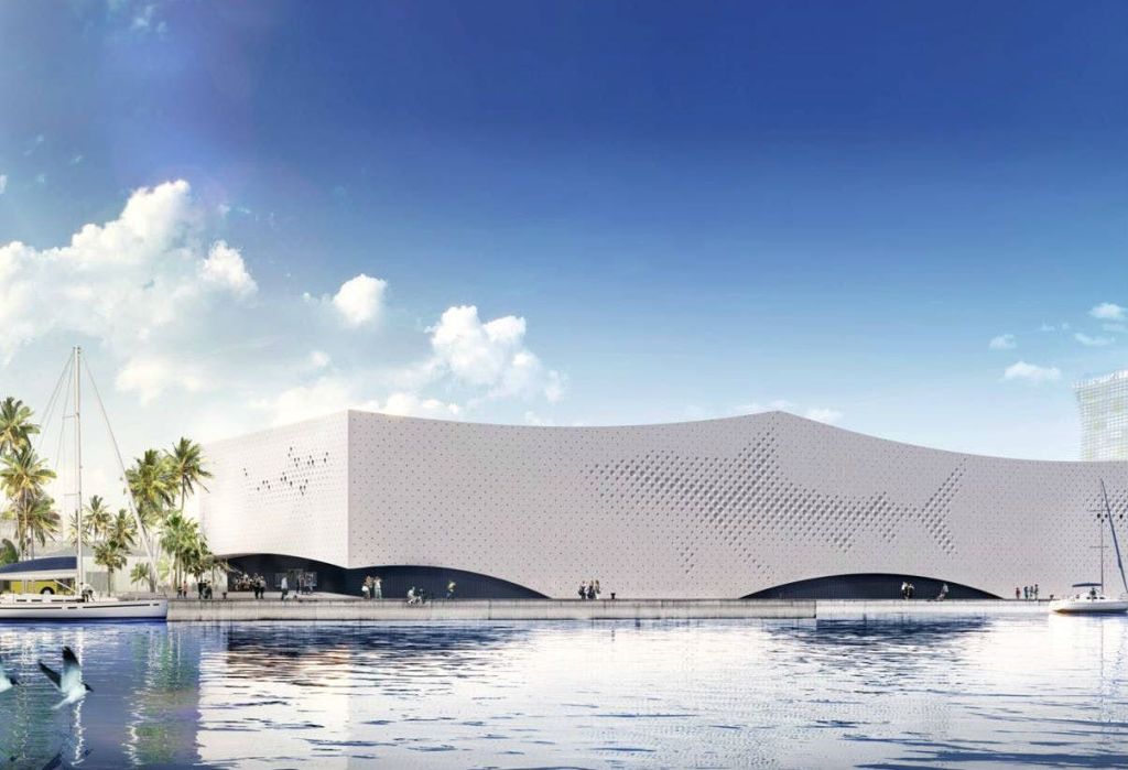 구름이 흩날리는 푸른 하늘 아래, 잔잔한 수면에 반사되는 천공 디자인의 현대적인 흰색 건물.