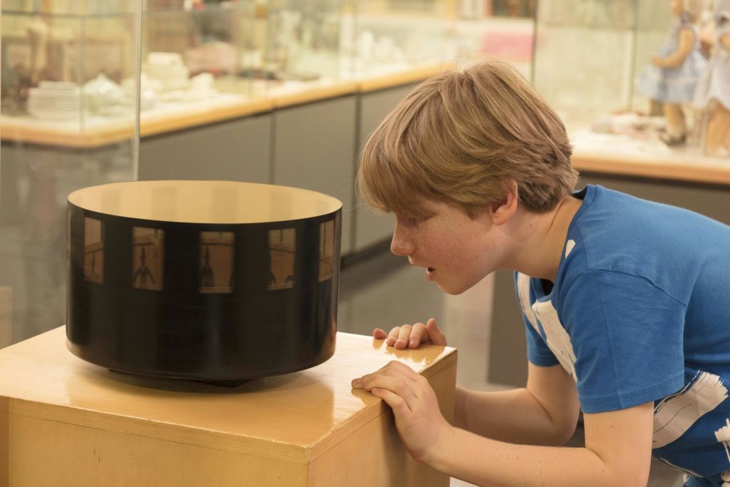 박물관에 있는 어린이