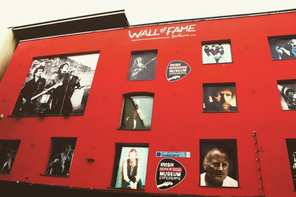 더블린의 로큰롤 박물관에서 U2 및 기타 뮤지션 이미지와 함께하는 명성의 벽