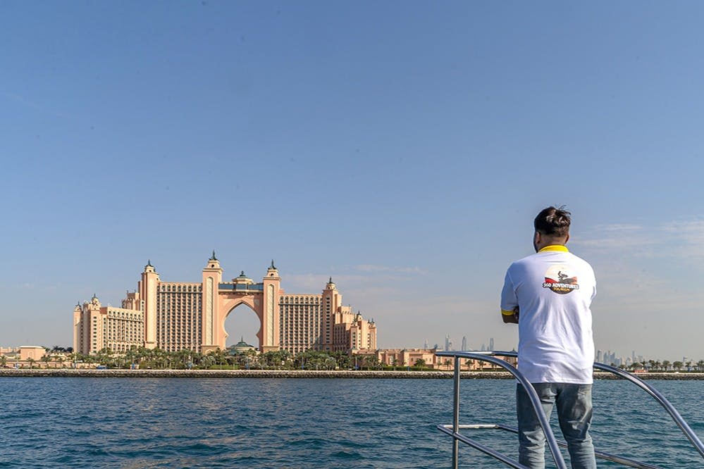 황금빛 석양을 배경으로 럭셔리한 요트를 즐겨보세요. 🌅⛵ # 선셋세일링 # 럭셔리요트체험