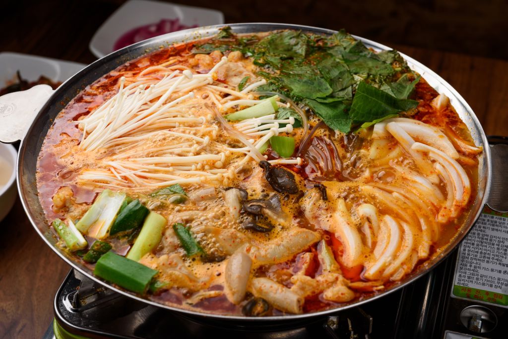 언덕 마루 가평 잣두부 집