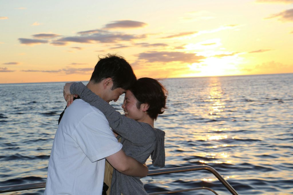 석양을 즐기는 행복한 게스트 2명